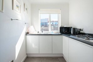 Kühlschrank, Mikrowelle, Herdplatte, Toaster