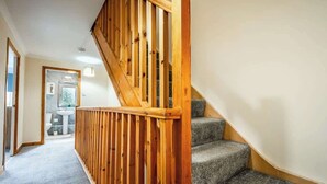 Una escalera con barandillas de madera que lleva a una plataforma.