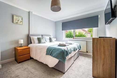 Scotia House -3 Bed in Larkhall. Close to Motorway