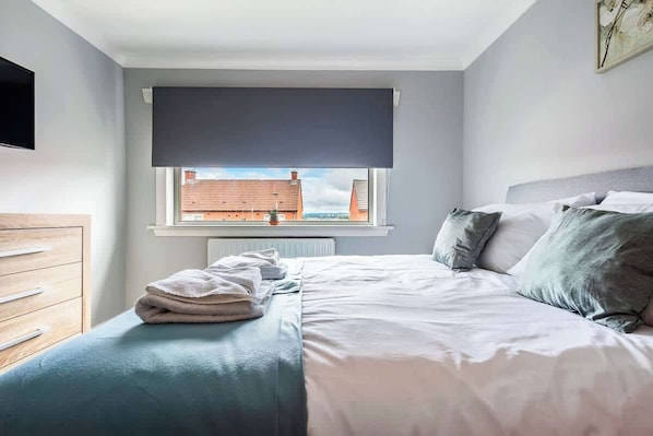 Iron/ironing board, free WiFi, bed sheets