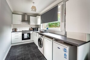 Een koelkast, een microgolfoven, een oven, een kookplaat