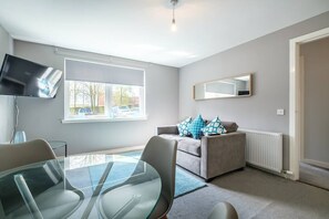 TV - Lovely 2 bed ground floor apartment in Coatbridge (North Lanarkshire)