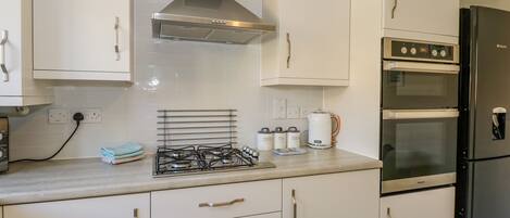 Fridge, dishwasher, cookware/dishes/utensils