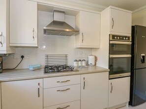 Fridge, dishwasher, cookware/dishes/utensils - Woodpecker (Hunstanton)