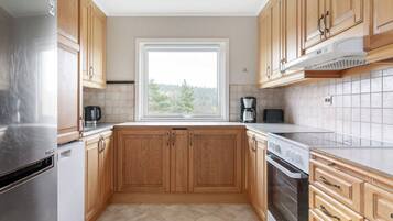 Kjøleskap, ovn, kokeplater og oppvaskmaskin