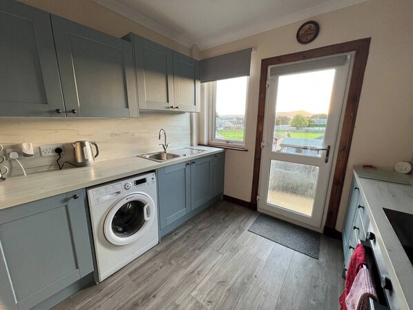 Een koelkast, een magnetron, een oven, een kookplaat