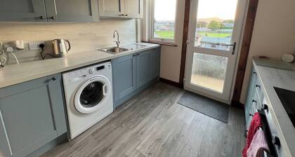 Lomond View Apartment - 2 bedrooms, wifi, parking