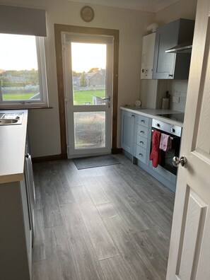 Kjøleskap, mikrob�ølgeovn, ovn og kokeplater