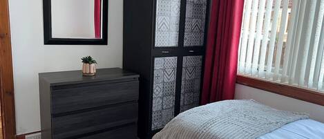 2 dormitoris, planxa i posts de planxar, wifi i roba de llit