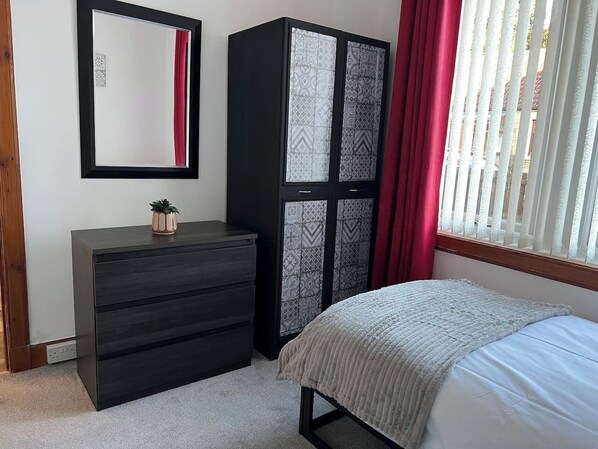 2 dormitorios, tabla de planchar con plancha, wifi y ropa de cama