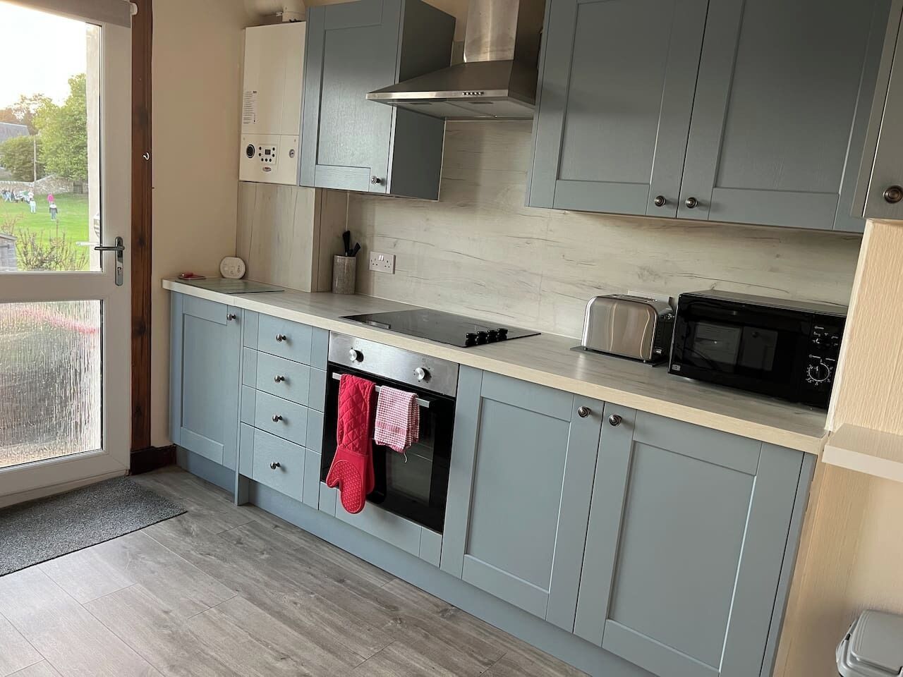 Frigorífic, microones, forn i placa de cuina 