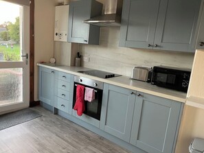 Frigorífico, microondas, horno y placa de cocina