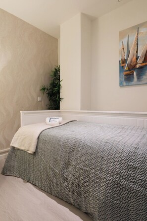 2 habitaciones, tabla de planchar con plancha, wifi y ropa de cama
