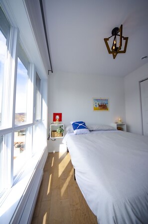 2 chambres, fer et planche à repasser, lit de bébé portatif