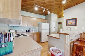 Fridge, microwave, oven, stovetop - Mountain-view condo with hot tub & fireplace - close to Yellowtone & skiing (Big Sky)