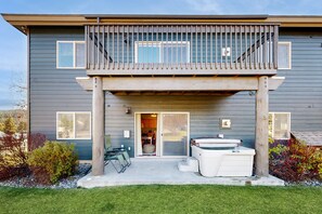 Terrace/patio - Mountain-view condo with hot tub & fireplace - close to Yellowtone & skiing (Big Sky)