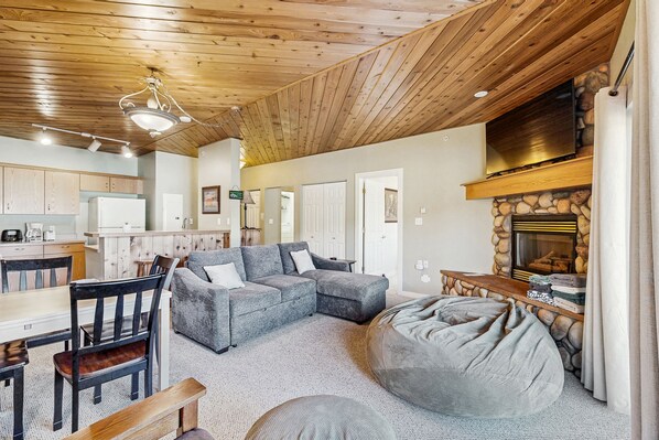 TV, fireplace - Mountain-view condo with hot tub & fireplace - close to Yellowtone & skiing (Big Sky)