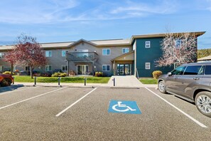 Exterior - Mountain-view condo with hot tub & fireplace - close to Yellowtone & skiing (Big Sky)