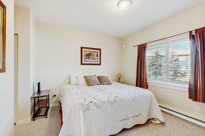 2 bedrooms, iron/ironing board, internet, bed sheets - Mountain-view condo with hot tub & fireplace - close to Yellowtone & skiing (Big Sky)