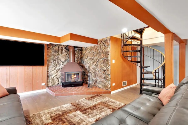 Una Smart TV, una chimenea, un futbolín, una videoteca