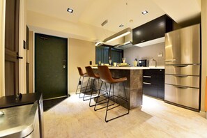 Fridge, microwave, coffee/tea maker, cookware/dishes/utensils - Omotesando Chic 2-bedroom (Minato)