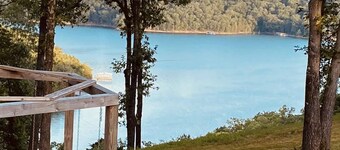 Eureka Springs, AR. Cozy log cabin studio, sleeps 2-4.Lake view- 15 min to town 