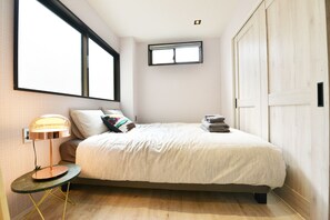 2 chambres, bureau, fer et planche à repasser, accès au Wi-Fi (inclus)
