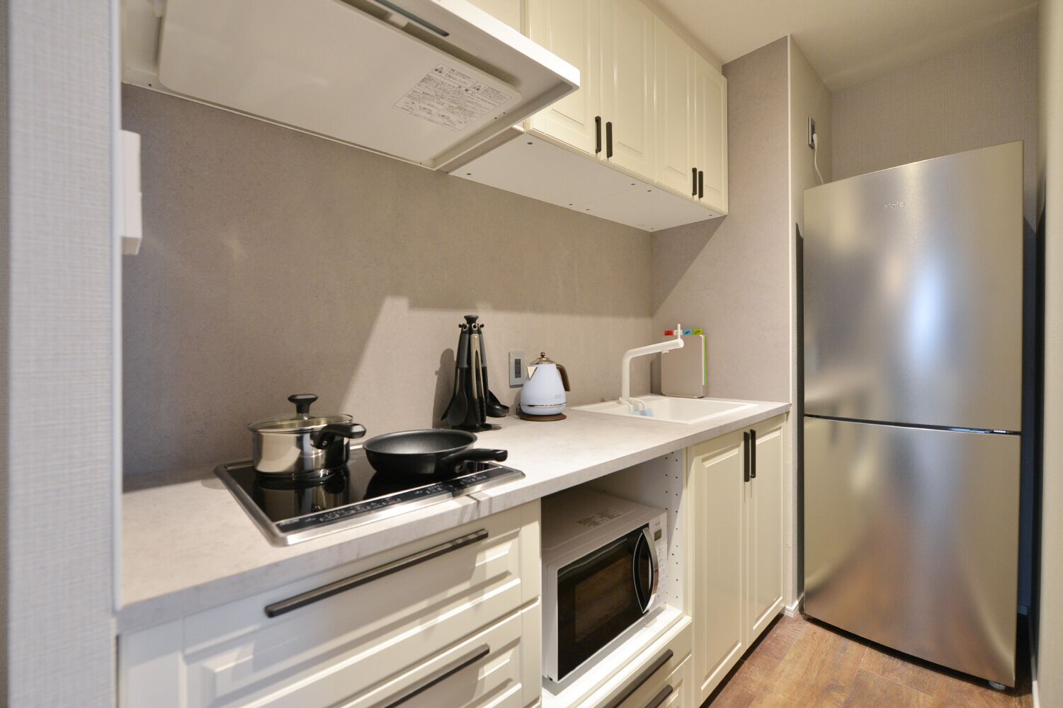 Refrigerador, microondas, cafetera y tetera y utensilios de cocina 