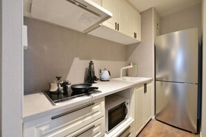 Refrigerador, microondas, cafetera y tetera y utensilios de cocina