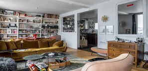 Smart TV, caminetto, lettore DVD, libri