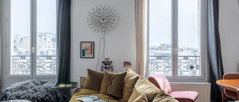 Téléviseur connecté, foyer, lecteur de DVD, livres