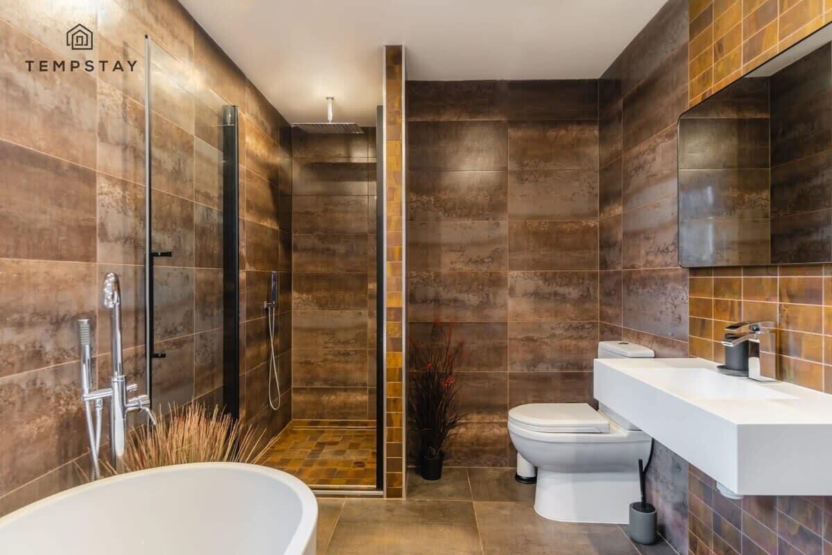 Bathtub, hair dryer, towels