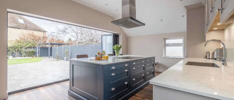 Frigorífic, microones, forn i placa de cuina