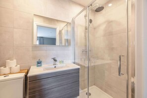 Baignoire, séchoir à cheveux, serviettes fournies