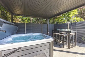 Outdoor dining - Stylish 4BDR Family Home| Eton Wick - By Tempstay (Windsor)