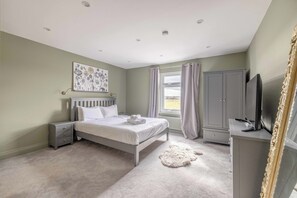 4 bedrooms, iron/ironing board, WiFi, bed sheets