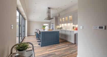 Stylish 4BDR Family Home| Eton Wick - By Tempstay