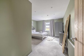 4 bedrooms, iron/ironing board, WiFi, bed sheets - Stylish 4BDR Family Home| Eton Wick - By Tempstay (Windsor)