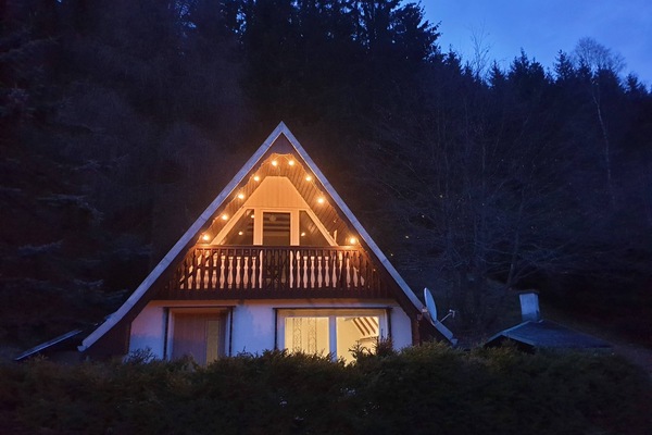 Gemütliches Tiny House am Waldrand mit Balkon. Pavilion rechts mit Kamin.