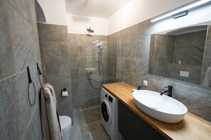 Dusche, Haartrockner, Handtücher, Seife