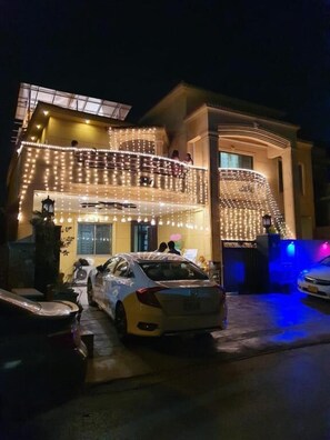 住宿正面 (夜晚)