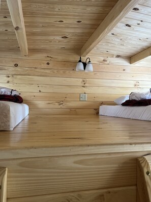 3 bedrooms, WiFi, bed sheets - Cozy Log Cabin w/ Loft #14. Minutes from Seven Springs and Hidden Valley! (Champion)