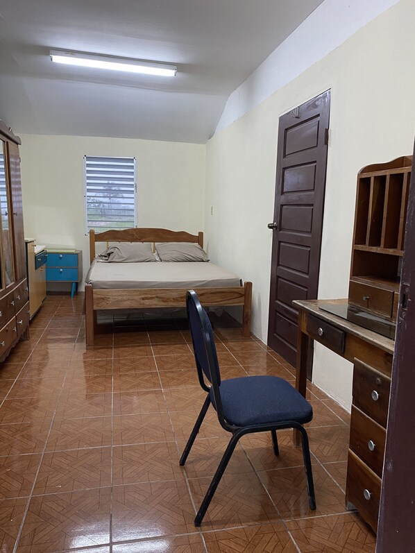 2 bedrooms, desk, WiFi, bed sheets