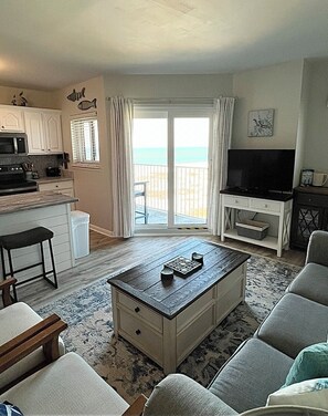 Smart TV, lettore DVD, libri, videoteca