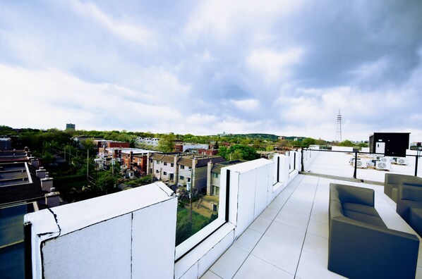 Terrace/patio - Modern Zen 2BR w/ Gym, Free Parking, DT & Airport (Montréal)