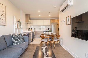 Smart TV - Modern Zen 2BR w/ Gym, Free Parking, DT & Airport (Montréal)