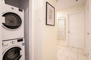 Interior - Modern Zen 2BR w/ Gym, Free Parking, DT & Airport (Montréal)