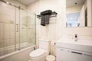 Combined shower/bathtub, hair dryer, towels, soap - Modern Zen 2BR w/ Gym, Free Parking, DT & Airport (Montréal)