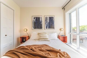 2 bedrooms, iron/ironing board, travel cot, free WiFi - Modern Zen 2BR w/ Gym, Free Parking, DT & Airport (Montréal)