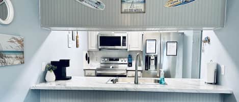 Réfrigérateur, four à micro-ondes, un four, surface de cuisson